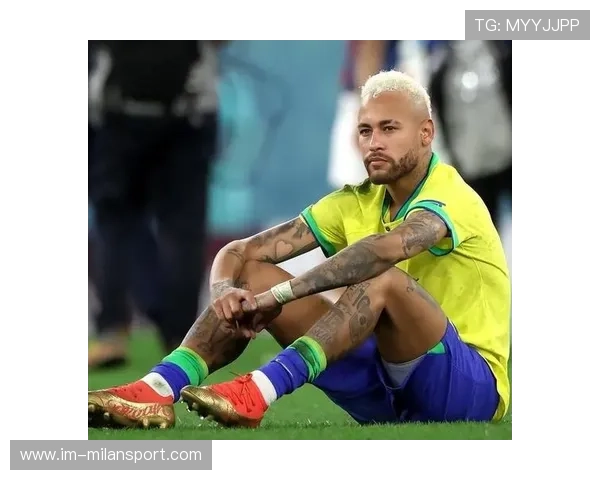 内马尔被拍到教小孩用脚停球，动作耐心而细致