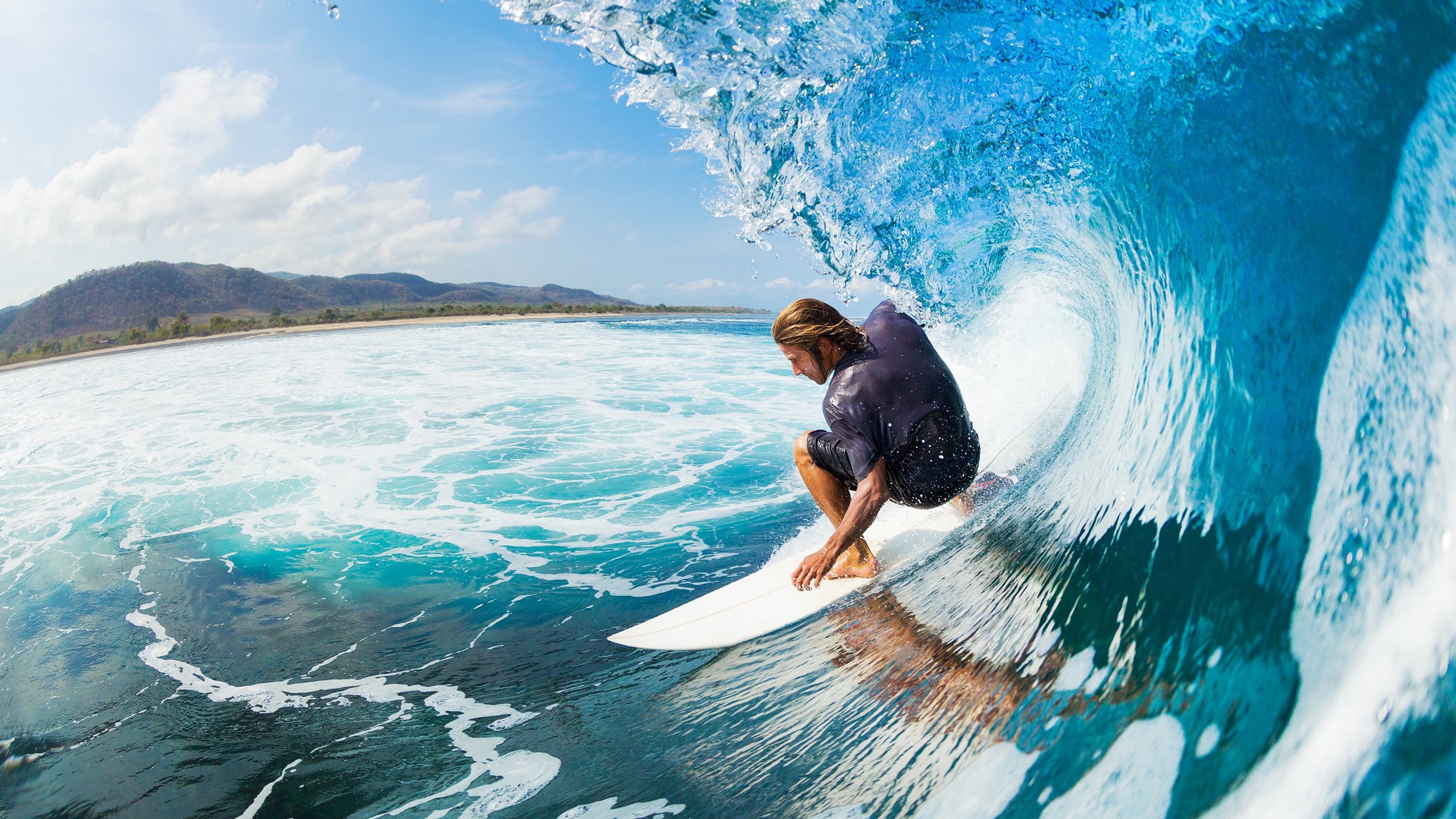 “雨后操场防滑测试跑” 新型跑道材料获得好评