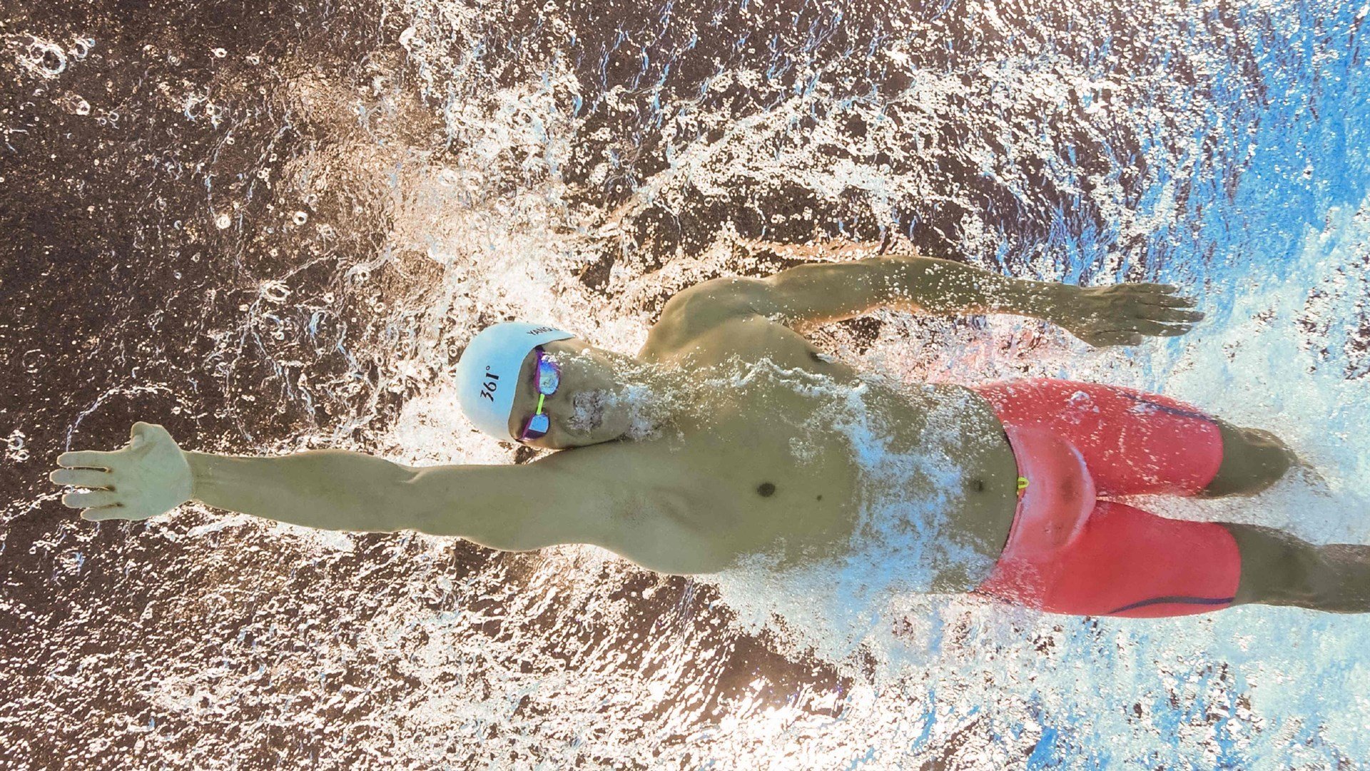 河流溯溪竞速赛 湿滑石头与湍急水流增添未知数